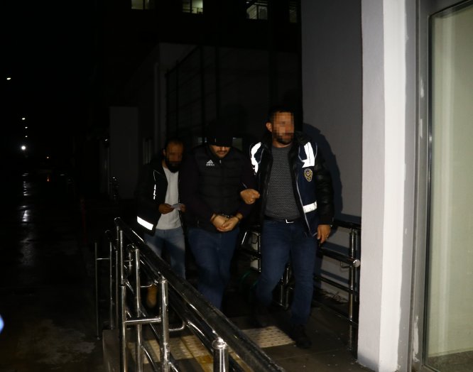 GÜNCELLEME 2 - Adana merkezli FETÖ şüphelilerine yönelik şafak operasyonunda 21 gözaltı