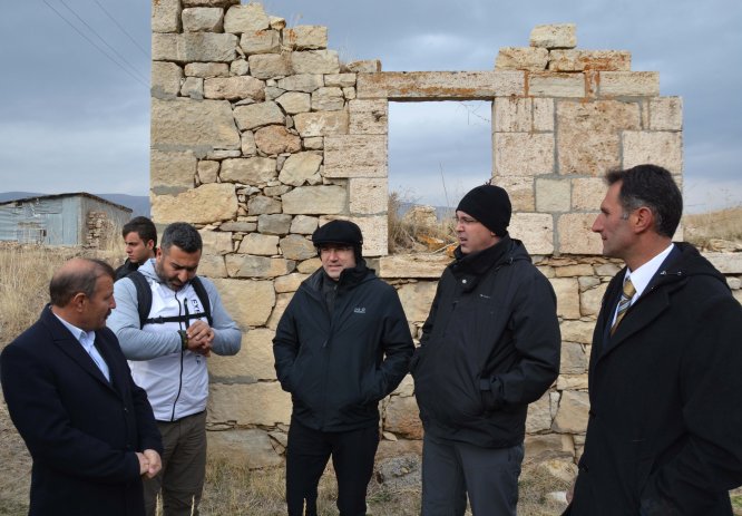 DÜZELTME - "Erzurum Valisi Okay Memiş'ten Arif Sağ'ın doğduğu mahalleye ziyaret" başlıklı haberimizin son paragrafında, Aşkale Belediye Başkanının adı, sehven "Enver Başaran" olarak yer almıştır. Haberimizi düzelterek yenide