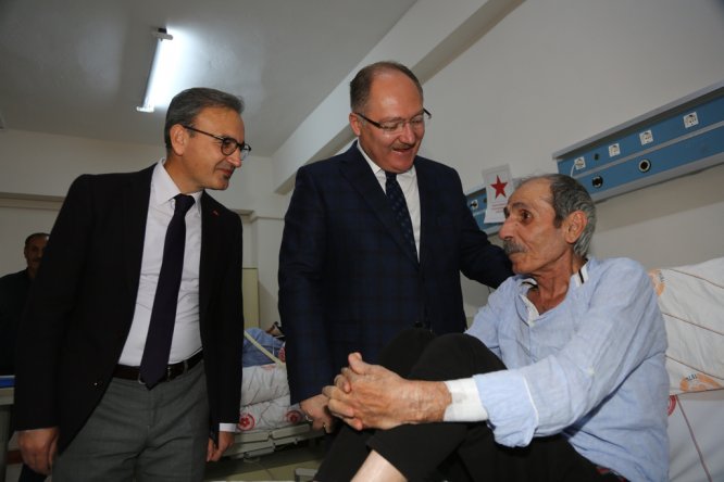 Sivas Belediye Başkanı Hilmi Bilgin'den hastalara "geçmiş olsun" ziyareti