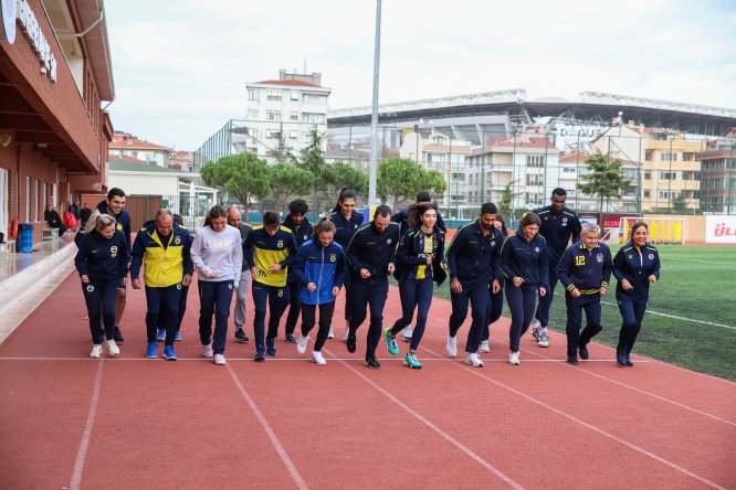 Fenerbahçe Kulübü, kadına şiddete karşı gösteri koşusu düzenledi