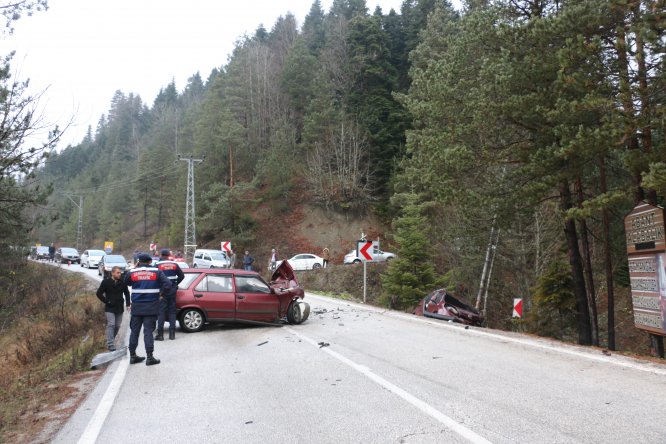 Abant yolunda hafif ticari araçla otomobil çarpıştı: 1 ölü, 2 yaralı