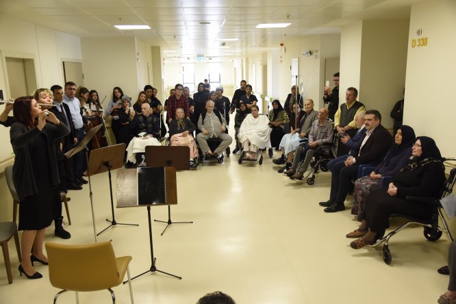 Anadolu Üniversitesi öğrencileri hastanede klasik müzik konseri verdi