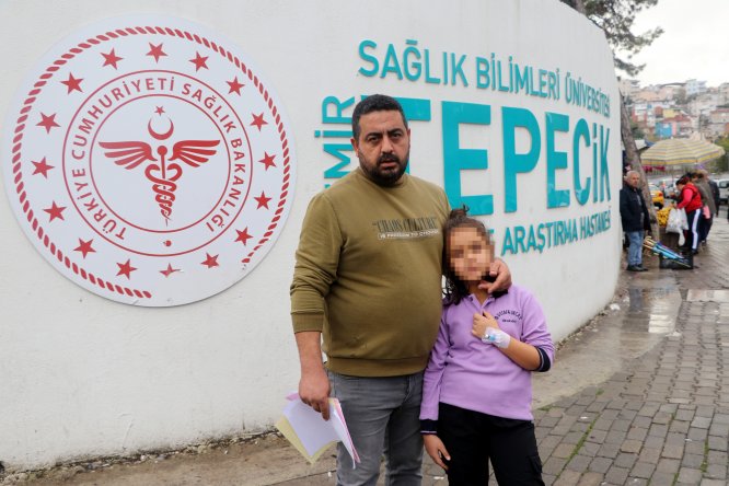 Öğretmenin kız öğrencisine kitap fırlattığı iddialarına diğer velilerden tepki