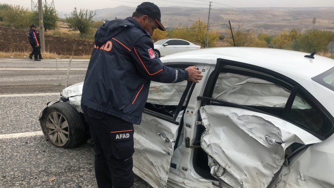 Adıyaman'da iki otomobil çarpıştı: 7 yaralı