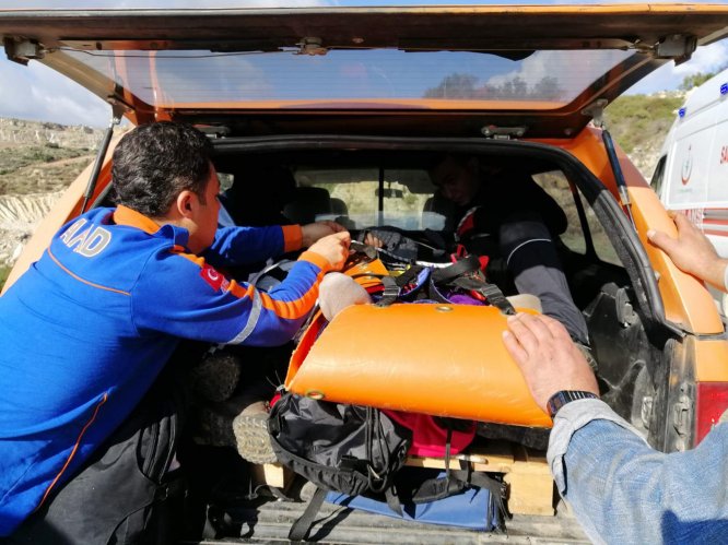 Muğla'da zeytin toplarken kayalıklardan düşerek yaralanan kadın kurtarıldı