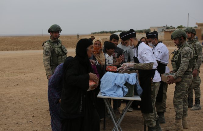 TSK'den Tel Abyad'daki sivillere gıda ve sağlık yardımı