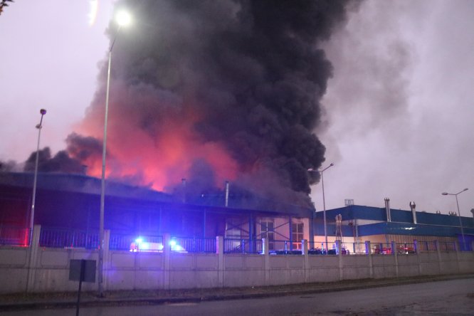 Düzce'de fabrikada çıkan yangında soğutma çalışmaları devam ediyor