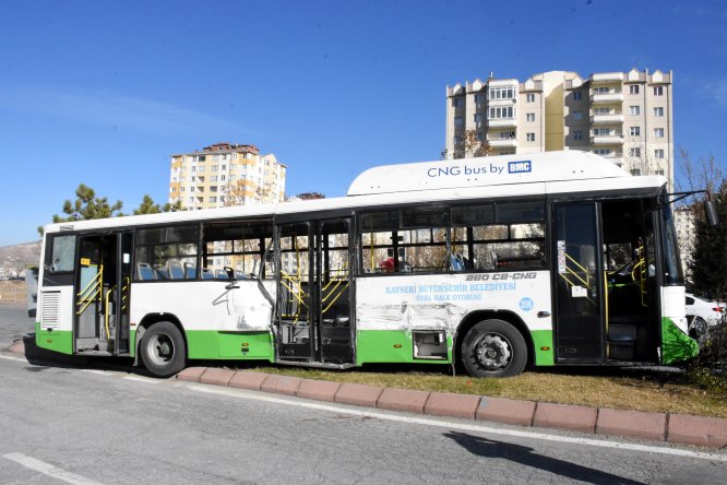 Kayseri'de beton mikseri ile halk otobüsü çarpıştı: 11 yaralı