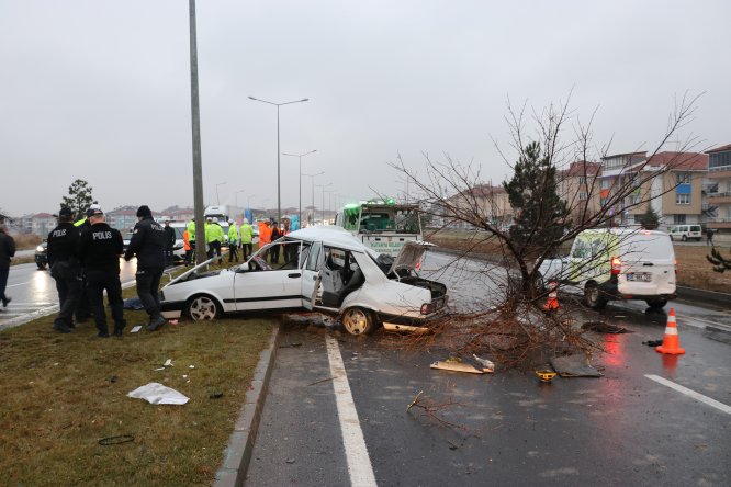 GÜNCELLEME - Kütahya'da otomobil refüjdeki ağaca ve direğe çarptı: 3 ölü, 2 yaralı