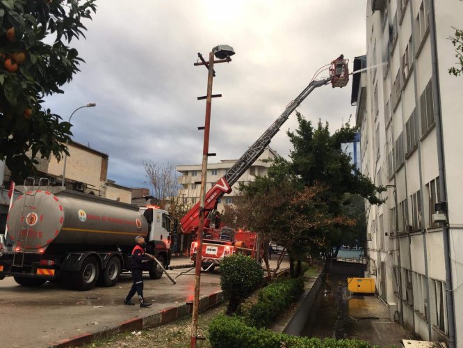 Adana'da Ceyhan Belediye binasında çıkan yangın söndürüldü