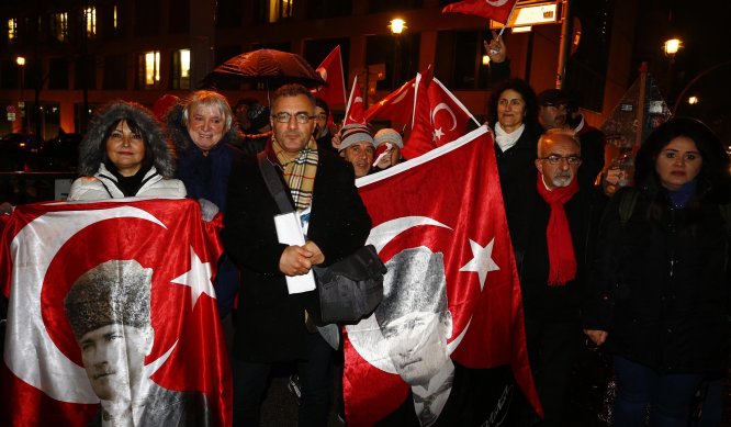 Almanya'da Atatürk’e yönelik çirkin yayın protesto edildi