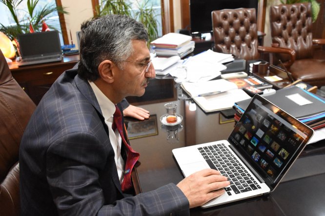 Zonguldak Valisi Erdoğan Bektaş, AA'nın "Yılın Fotoğrafları" oylamasına katıldı
