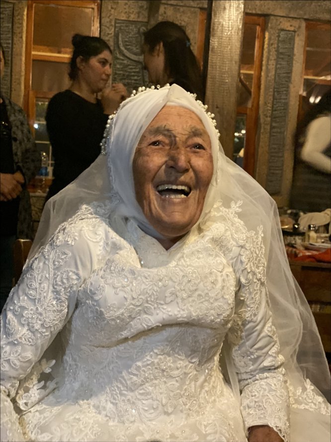 Döndü ninenin gelinlik hayali 85 yaşında gerçeğe dönüştü