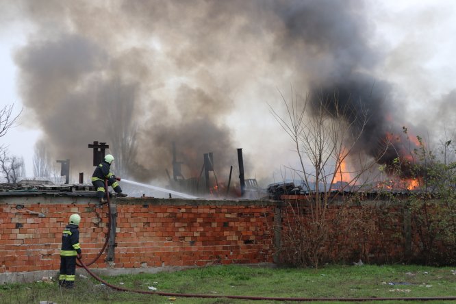 Edirne'de inşaat malzemesi satan iş yerinin deposunda çıkan yangın söndürüldü