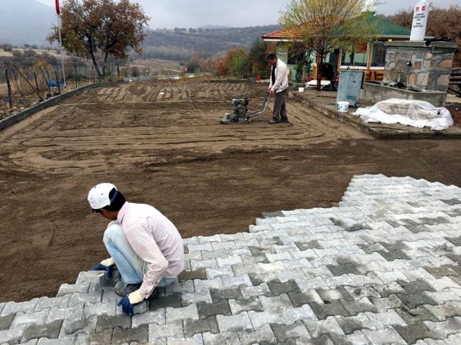 Güdül'de mahallelere parke taşı döşeniyor