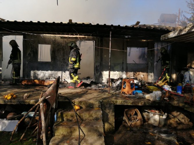 Muğla'da çıkan yangında prefabrik ev kullanılamaz hale geldi