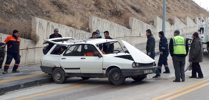 Başkentte iki otomobilin çarpıştığı kazada sürücüler yaralandı