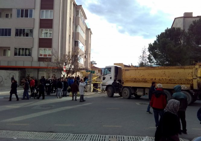 Hafriyat kamyonunun küçük kıza çarpma anı güvenlik kamerasında