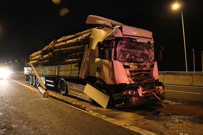 Anadolu Otoyolu'nda tomruk yüklü tır kamyonla çarpıştı: 1 yaralı