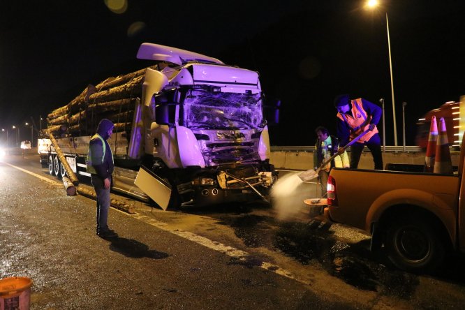 Anadolu Otoyolu'nda tomruk yüklü tır kamyonla çarpıştı: 1 yaralı