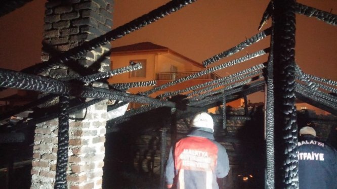 Malatya’da çatı yangını