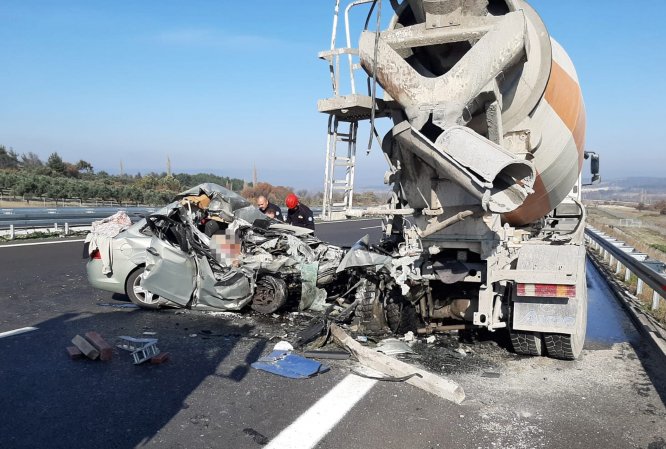 Manisa'da beton mikserine arkadan çarpan otomobildeki yaşlı çift hayatını kaybetti