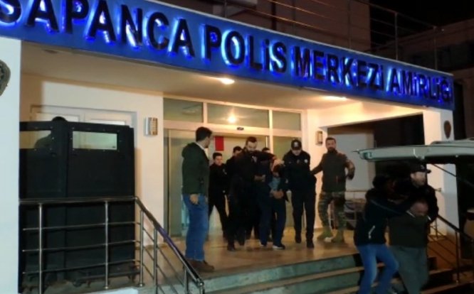 Sakarya'da polis ekibine saldıran 4 kişi tutuklandı