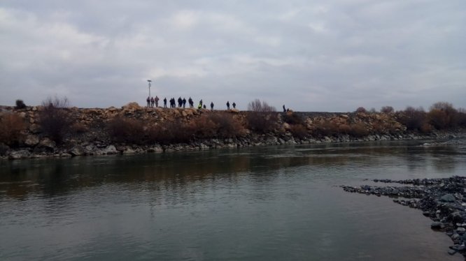 Haber alınamayan balıkçının nehir kenarında eşyaları bulundu