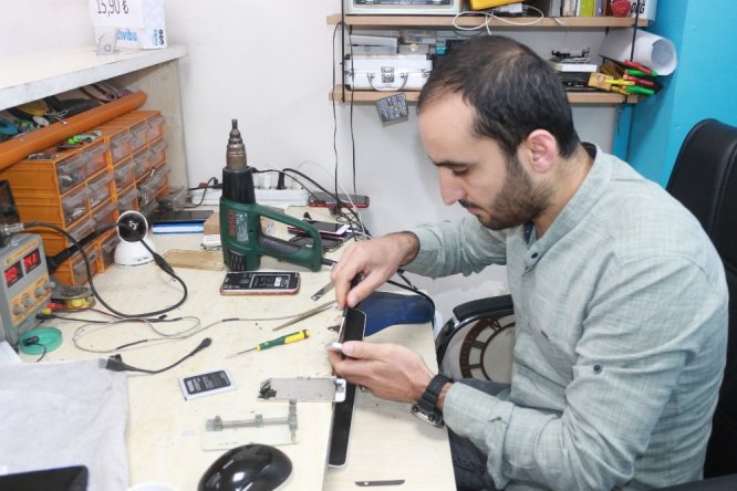 Patlayan telefon bataryası paniğe neden oldu