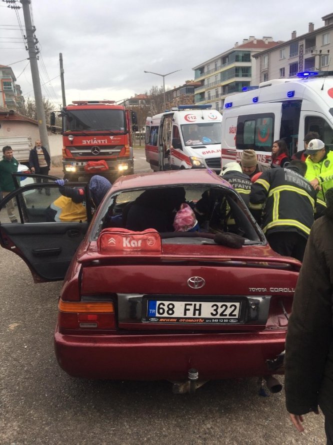 Aksaray’da minibüsle otomobil çarpıştı: 5 yaralı