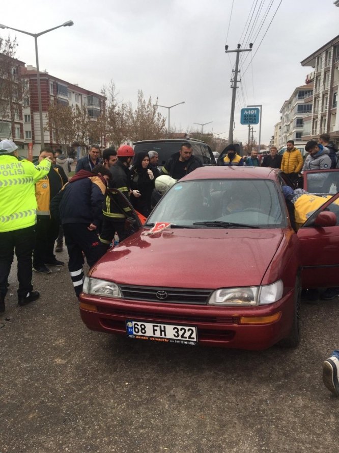 Aksaray’da minibüsle otomobil çarpıştı: 5 yaralı