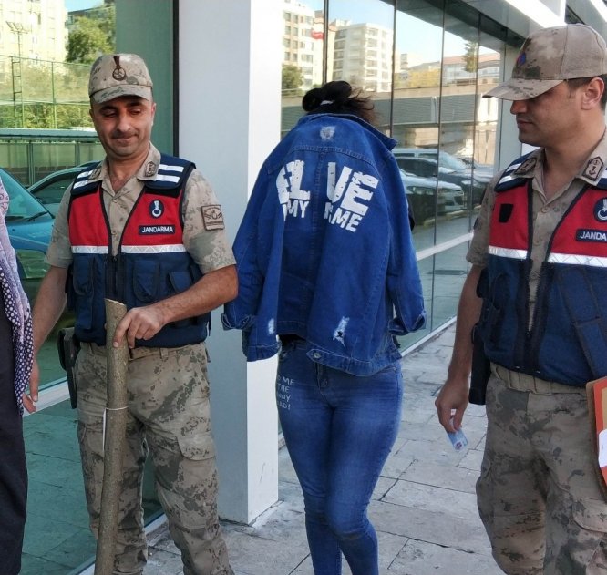 Bahçeye çöp dökme tartışmasında amcasını öldüren genç kızın yargılanmasına başlandı