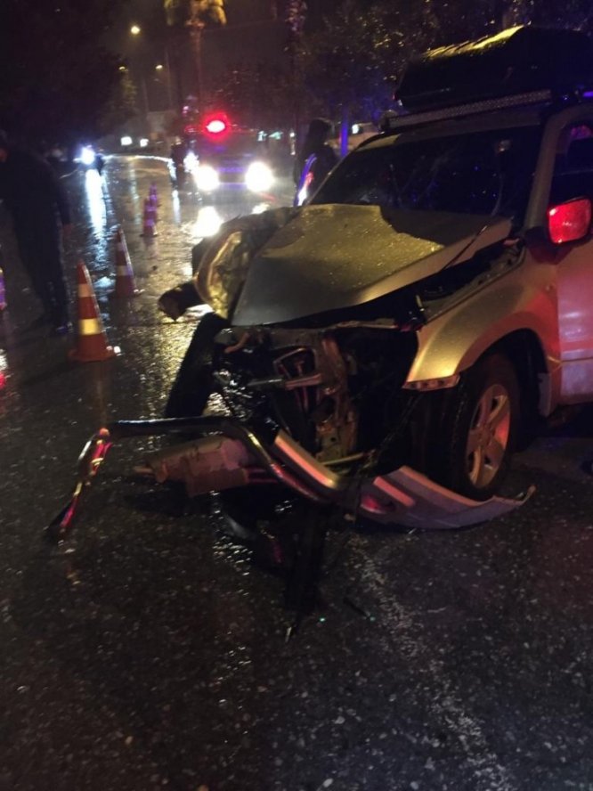 Yoldan çıkan cip ağaca çarptı: 5 yaralı