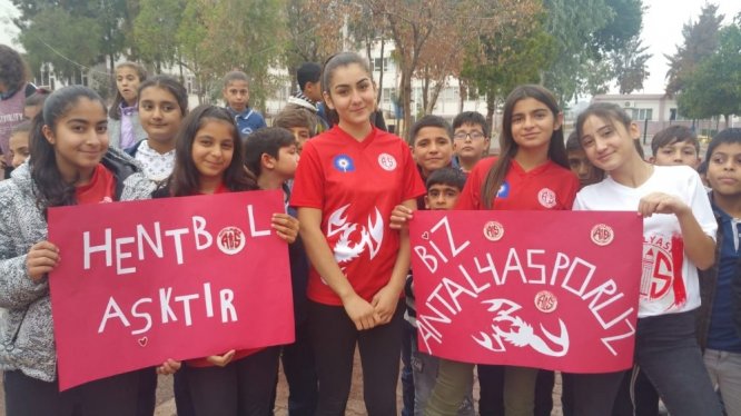 Antalyaspor hentbol takımı Baraj Ortaokulu’nda