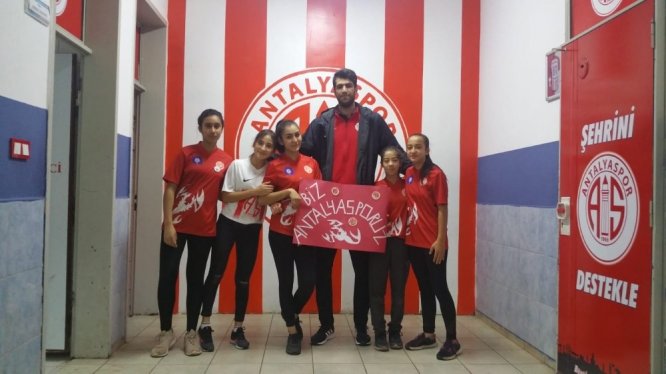 Antalyaspor hentbol takımı Baraj Ortaokulu’nda