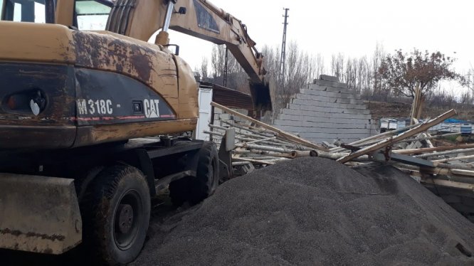Bingöl’de kaçak yapı ve metruk bina yıkımı