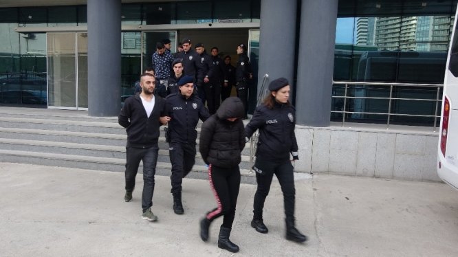 Bin polisle yapılan şafak operasyonunda yakalanan 32 şüpheli adliyede
