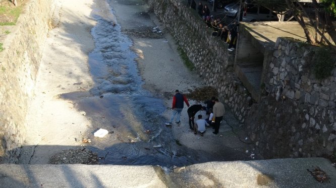 Dere yatağında hareketsiz yatan genç tedavi altına alındı