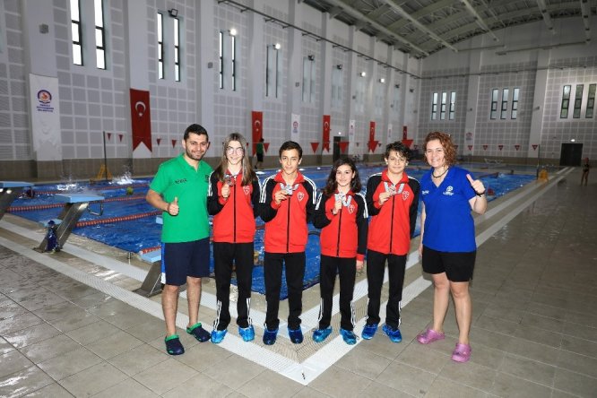 Büyükşehirin yetiştirdiği yüzücüler 4 madalya ile Denizli’ye döndü