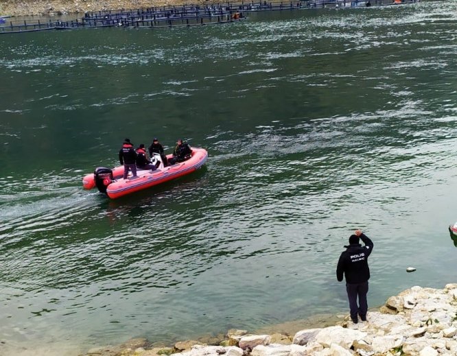 Fırat Nehri’nde 10 gündür tüm ekipler, kayıp sürücüyü arıyor