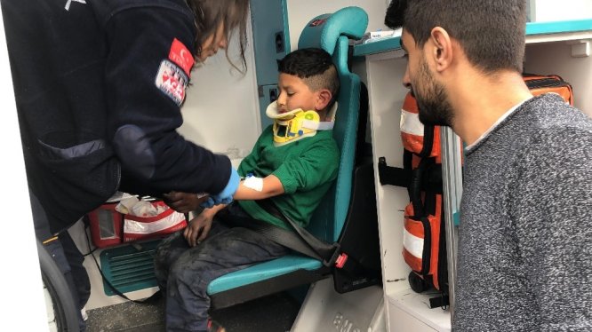 Kağıt toplayan iki kardeşe araç çarptı