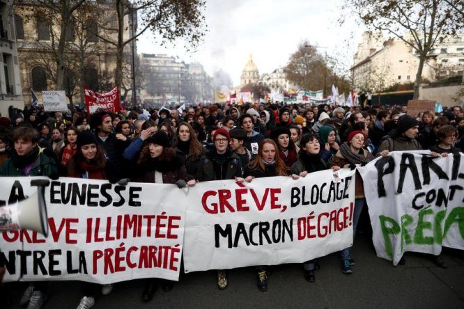 Fransa’daki gösterilere 339 bin kişi katıldı
