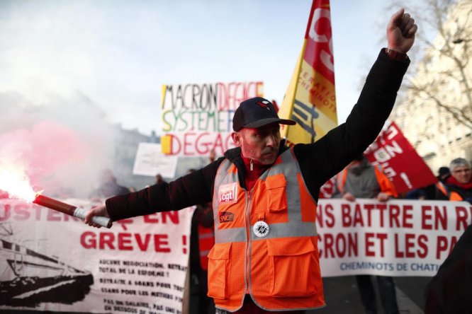 Fransa’daki gösterilere 339 bin kişi katıldı
