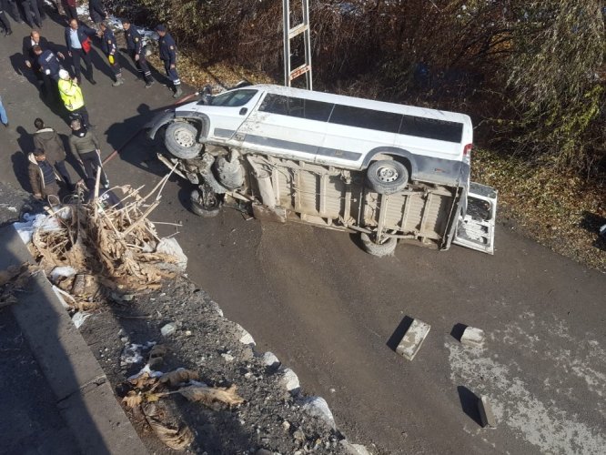 Özel Harekat polislerini taşıyan minibüs şarampole yuvarlandı: 3 yaralı