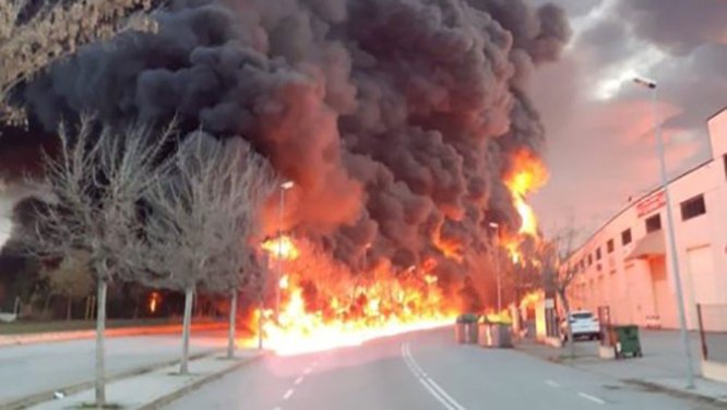 Barcelona’da geri dönüşüm fabrikasında yangın