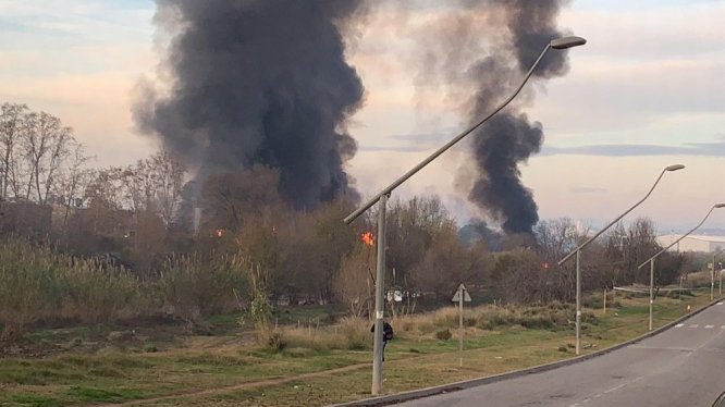 Barcelona’da geri dönüşüm fabrikasında yangın
