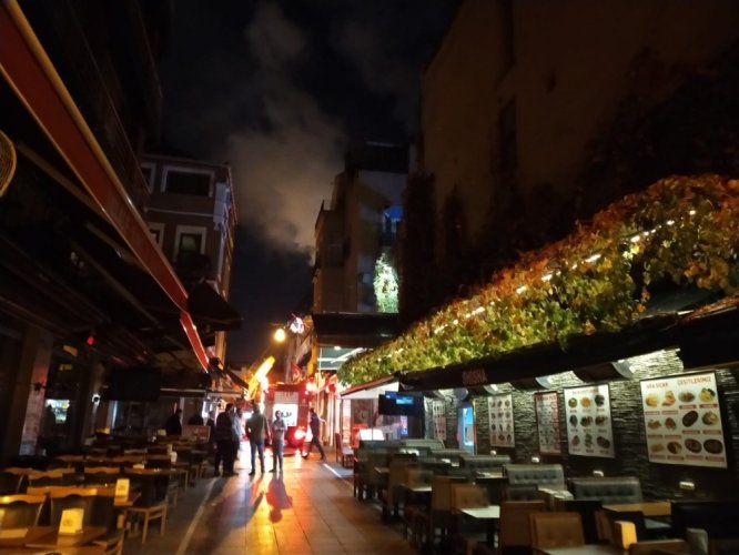 Kadıköy de 5 katlı binada korkutan yangın