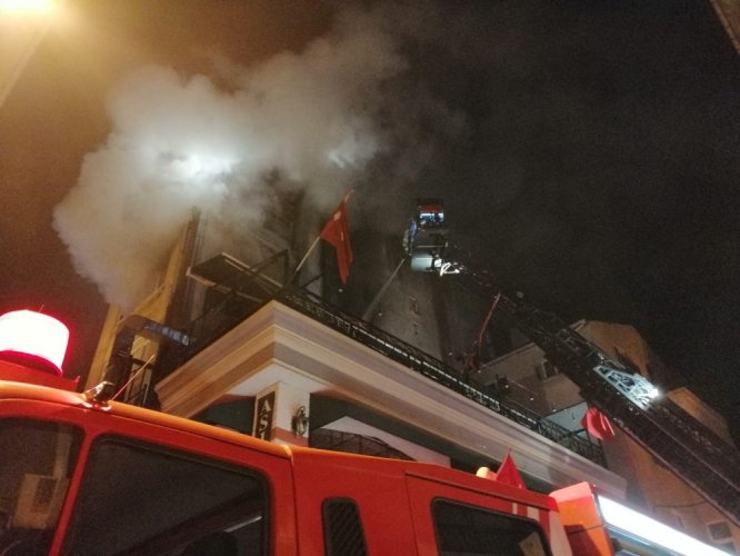 Kadıköy de 5 katlı binada korkutan yangın