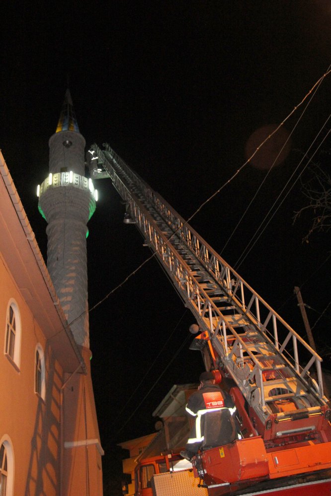 Kastamonu'da minarede mahsur kalan kediyi itfaiye kurtardı