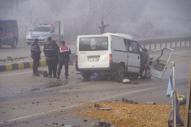 Panelvan minibüs ile çakıl taşı yüklü kamyon çarpıştı: 3 ölü 2 yaralı